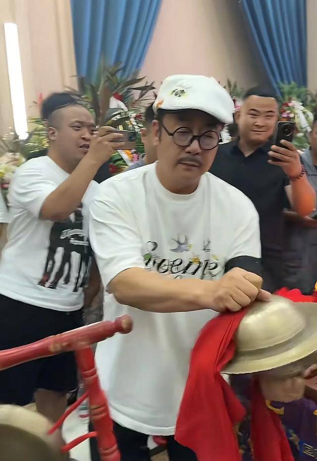 “老五婶”梦真现身公爹灵堂，没磕头只站着鞠躬，大花臂管事抢眼