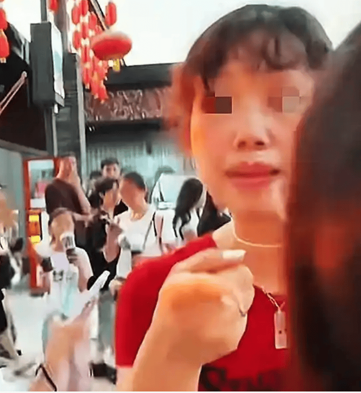 重庆洪崖洞一游客遭陌生女子强拉拍照，网友：该整治了