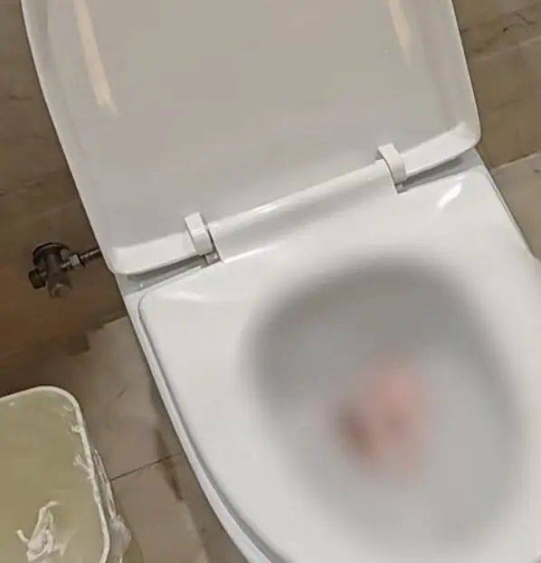 女子入住维也纳国际酒店浴巾里掉出拆封情趣用品 酒店回应(图1)