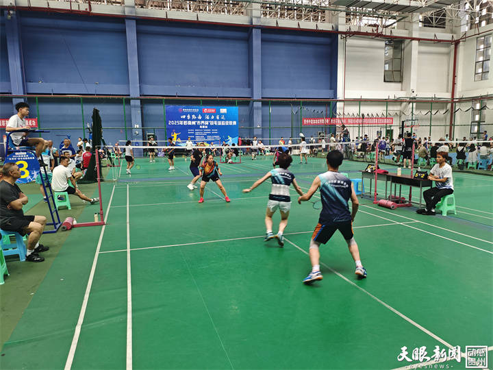 2025黔南州“市界杯”羽毛球超级联赛龙里站：激情开赛，助力全民健身
