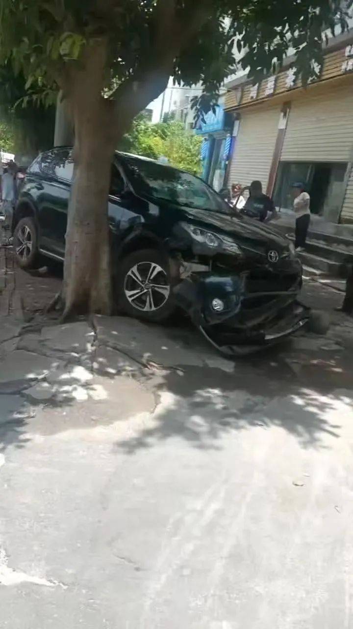 海口突发！司机误将油门当刹车冲撞到人行道上，致1死1伤