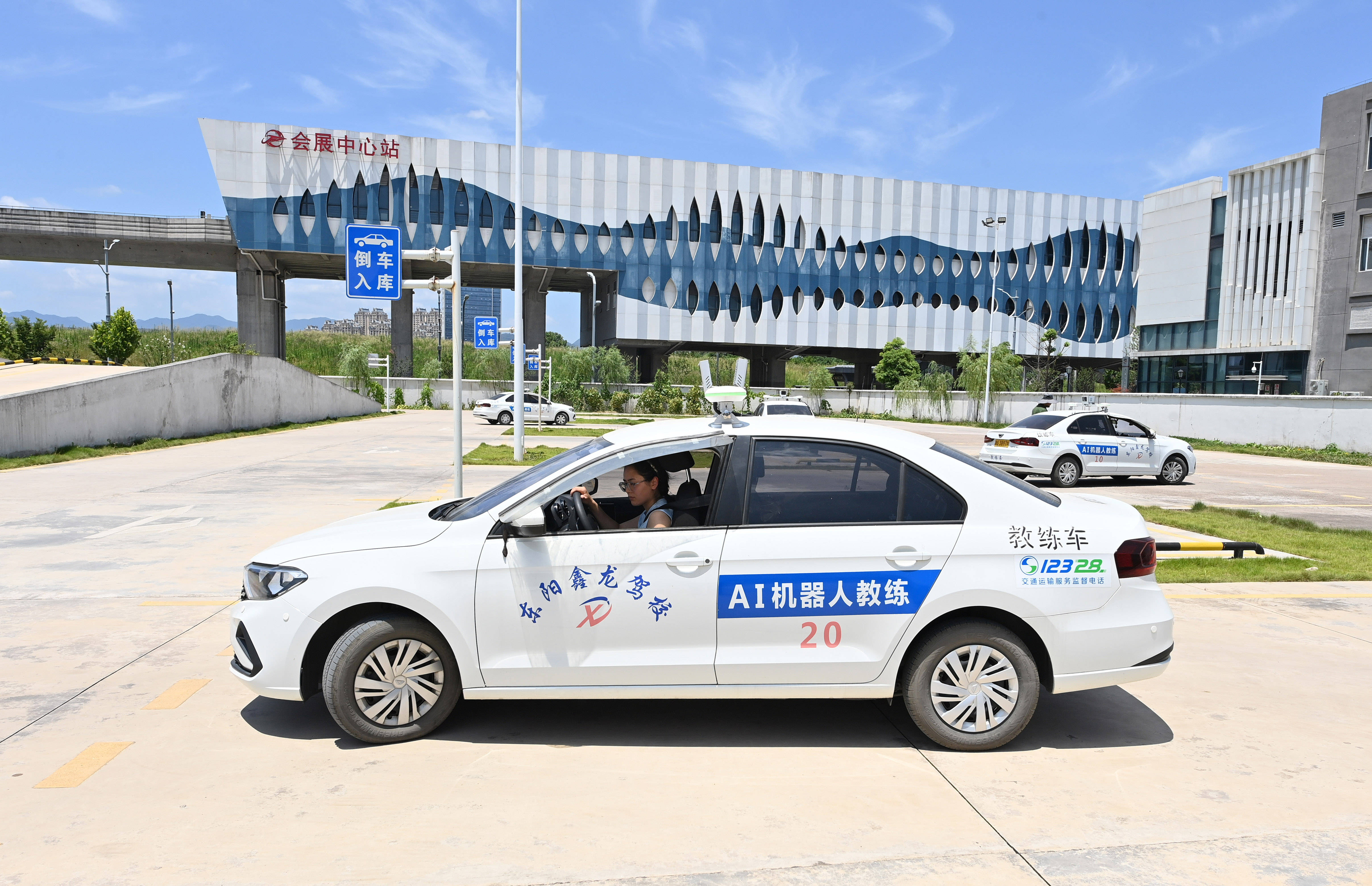 在浙江省东阳市鑫龙驾校内,学员驾驶装有ai教学系统的ai智能教练车