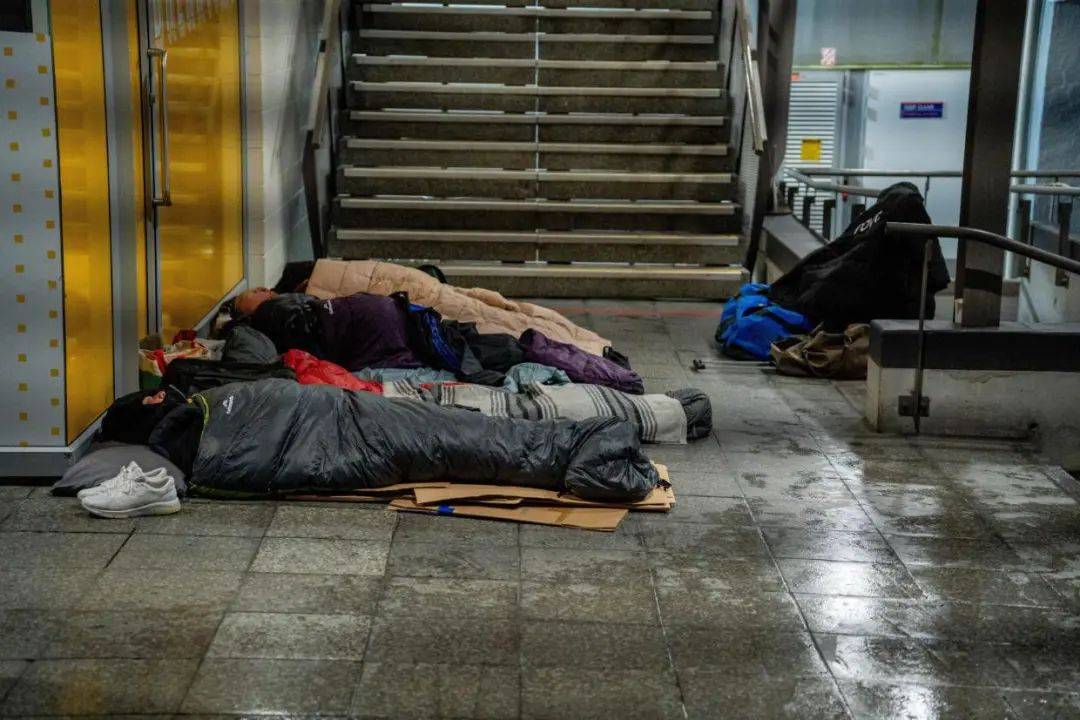 新西兰华人小哥在cbd睡大街一晚收到490奥克兰这个问题变严重了