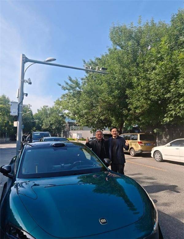 黄仁勋来华首次回应大热天穿皮夹克：只有一套西装 没来得及干洗