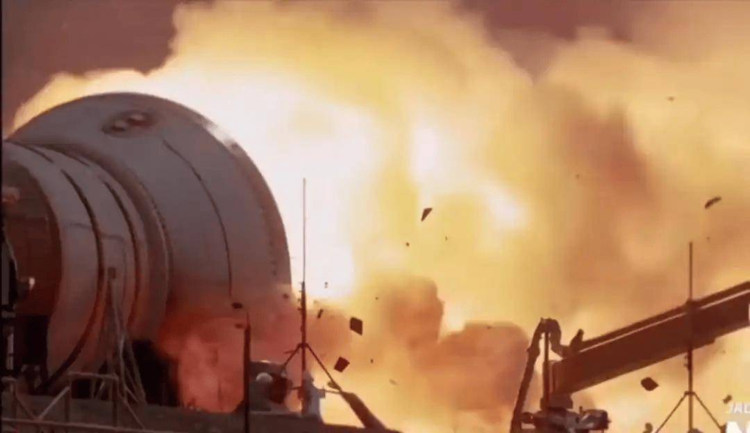 美国重返月球路或更难走了，星舰测试中出现爆炸，登月火箭助推器测试也爆炸了