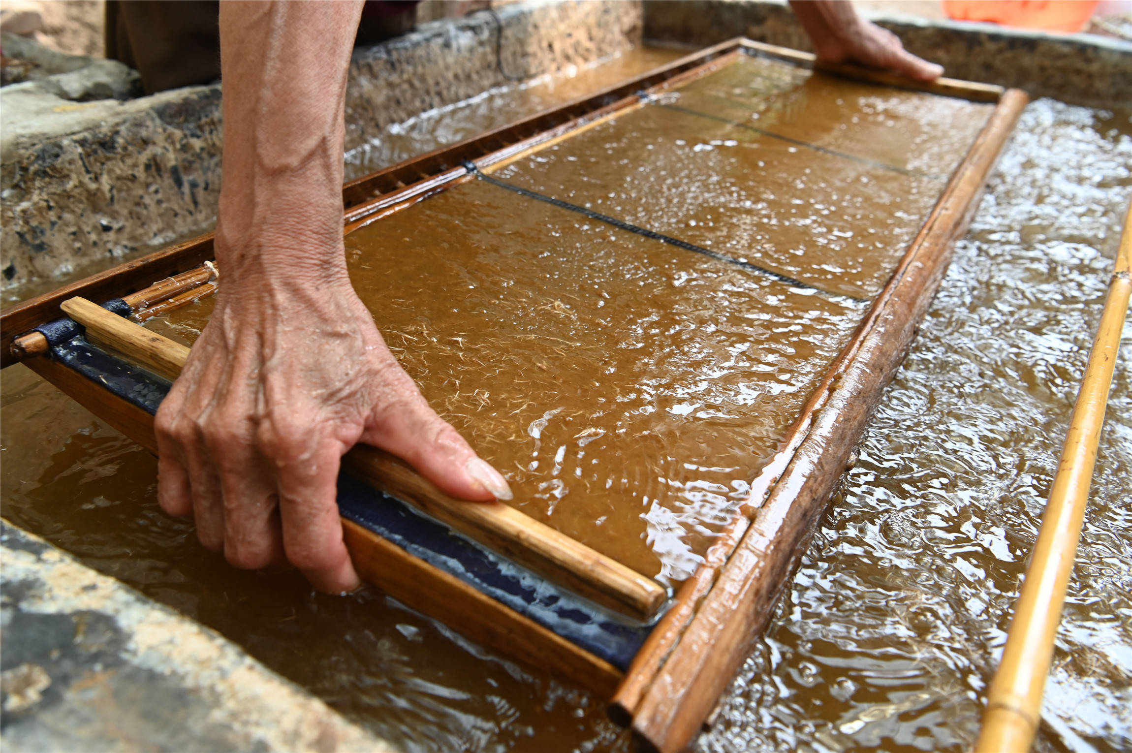 千年古法造纸技艺再现沁阳 非遗传承人展示捞纸工艺