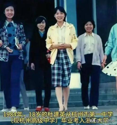 宗庆后杜建英香港旧照曝光，妩媚眼神早已暗示，宗馥莉13岁已懂事