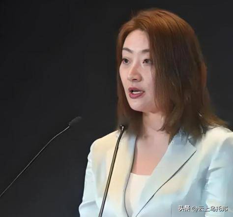 宗庆后杜建英香港旧照曝光，妩媚眼神早已暗示，宗馥莉13岁已懂事