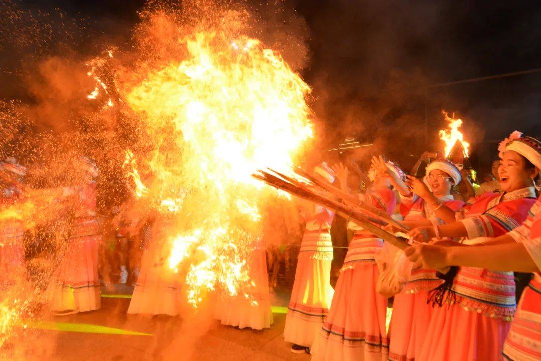 "无量宝地·笙歌燃情"狂欢夜 感受景谷彝族火把节独特魅力