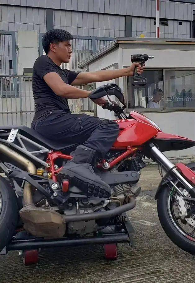 网红女骑手车祸去世，年仅35岁！知情人：头盔没戴好