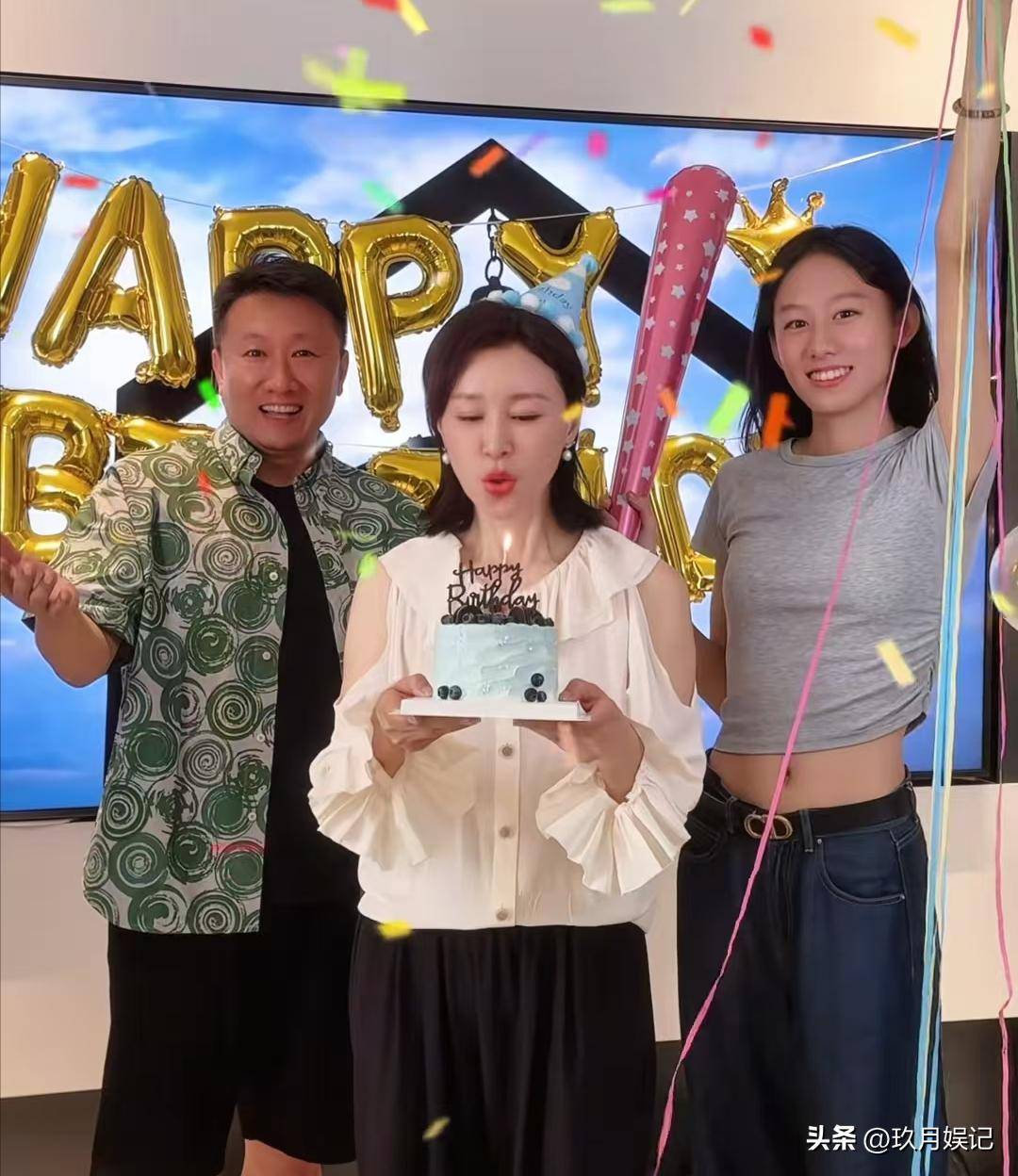 结婚26年恩爱如初如今女儿高考结束成家中骄傲