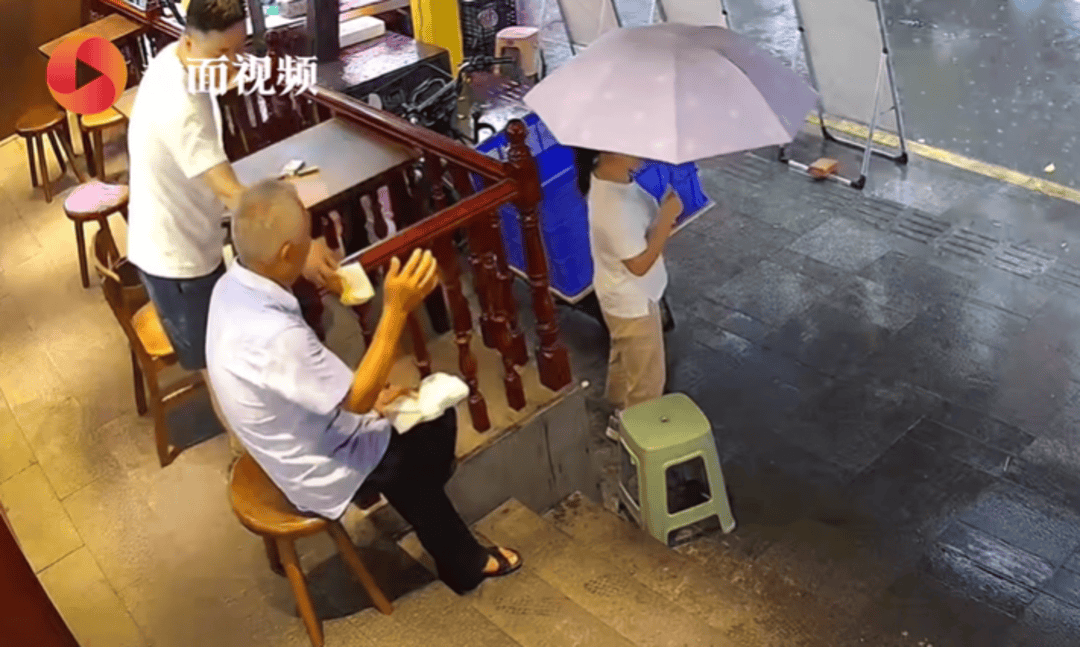 成都暴雨天一面馆老板邀请路人进店避雨 还递上纸巾和凳子获赞｜看见正能量