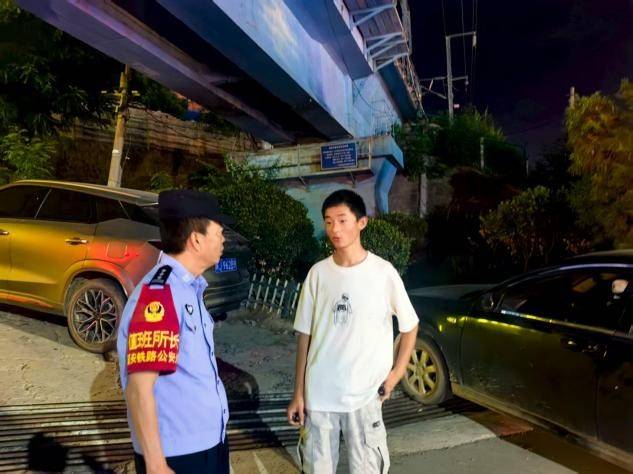 洪峰过境险情急 铁路公安筑防线