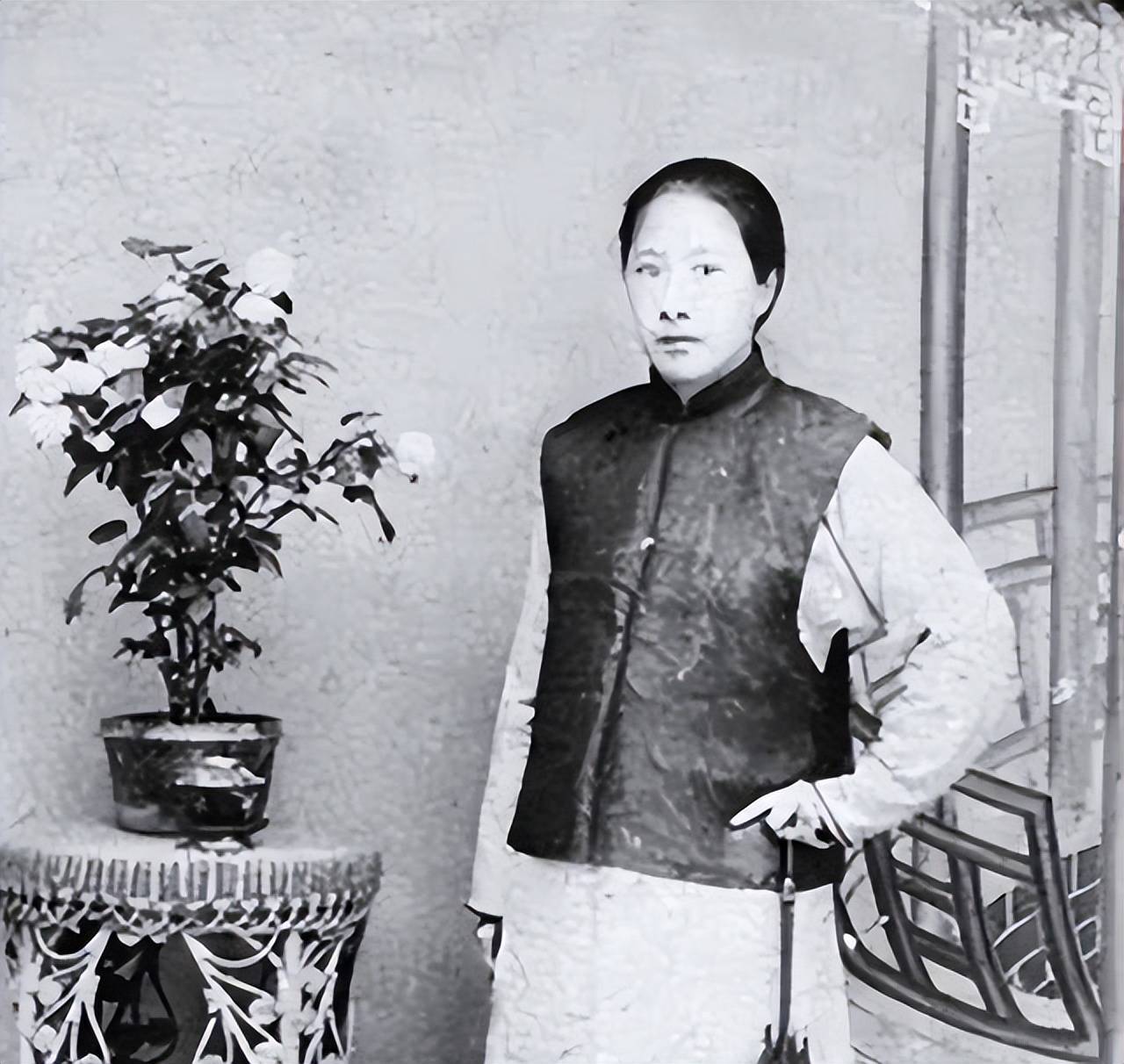 1905年秋瑾和鲁迅激烈争辩秋瑾拔刀插在讲台上丢下一句狠话