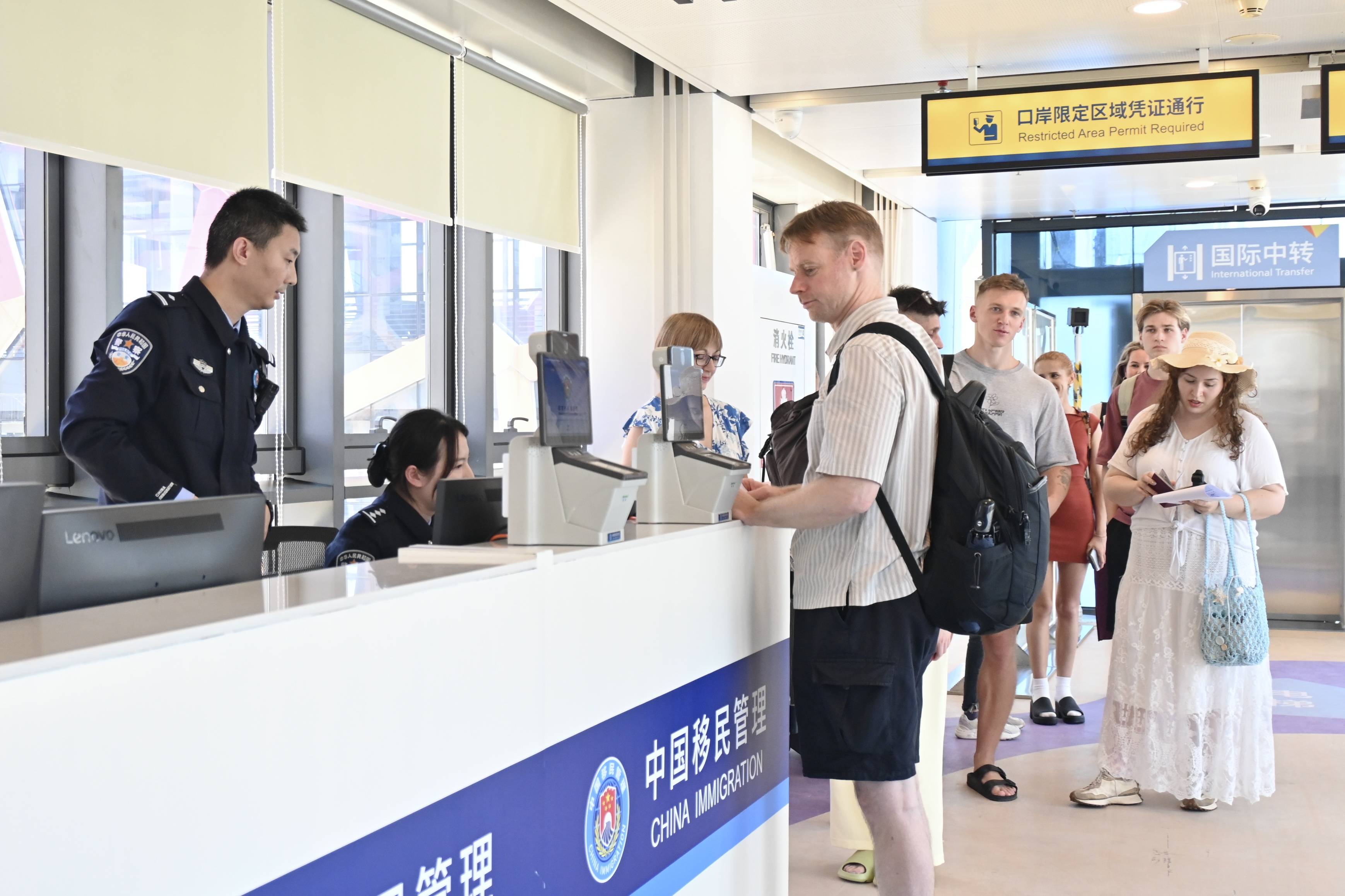 蛇口邮轮母港启用全国首个海港口岸国际中转区,迎来首批中转旅客
