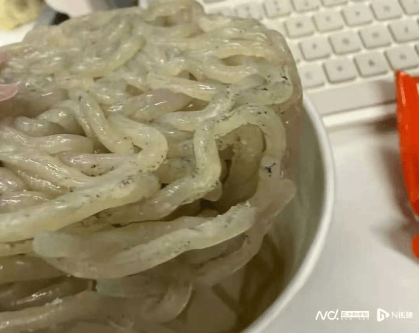 气味刺鼻！紧急下架！知名餐饮品牌被曝产品发霉！