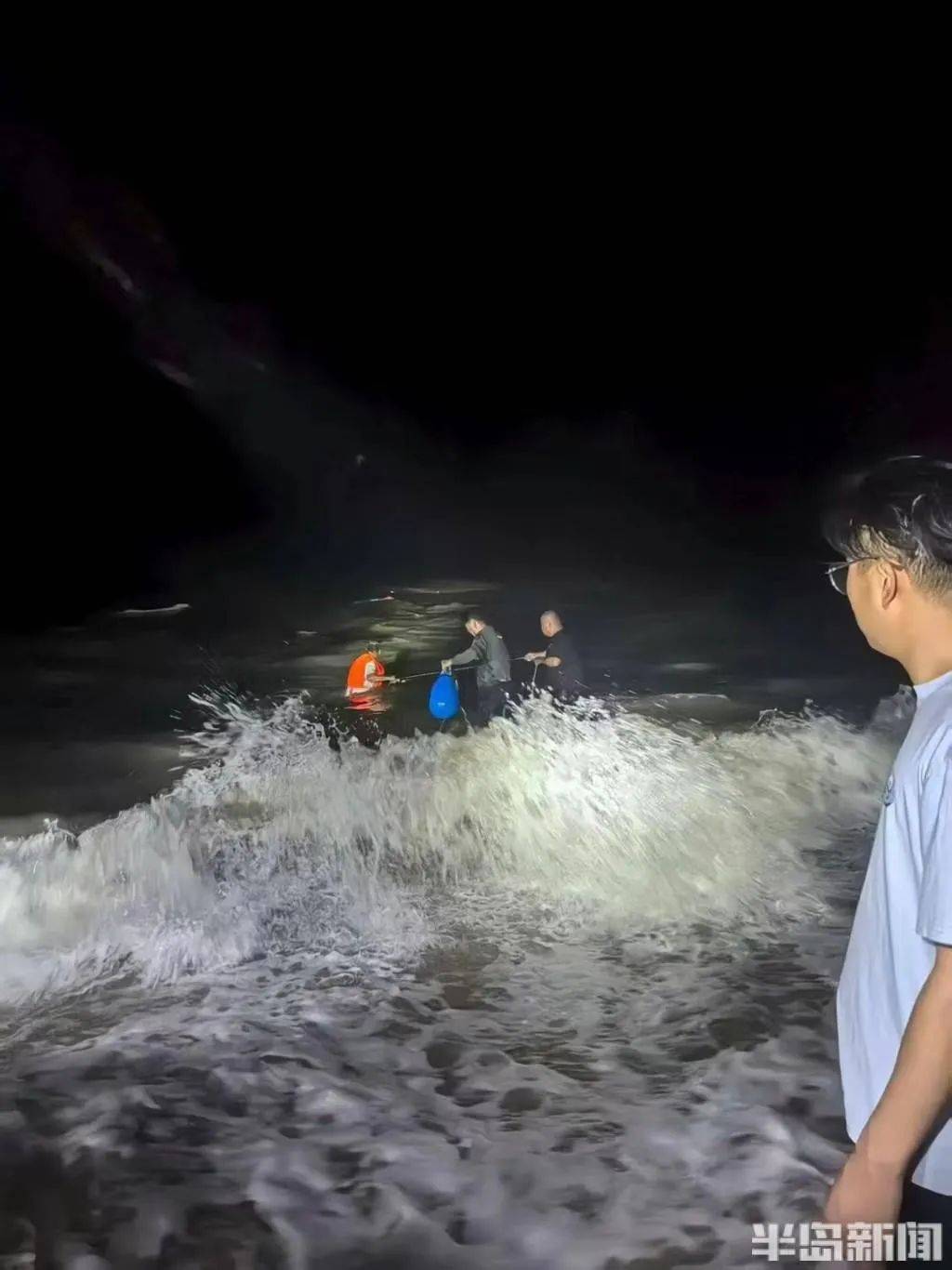 大晚上的，青岛海边，47岁男子被大浪冲走，抱着一个矿泉水瓶，漂啊漂啊，“已经绝望了，想着漂到哪算哪”