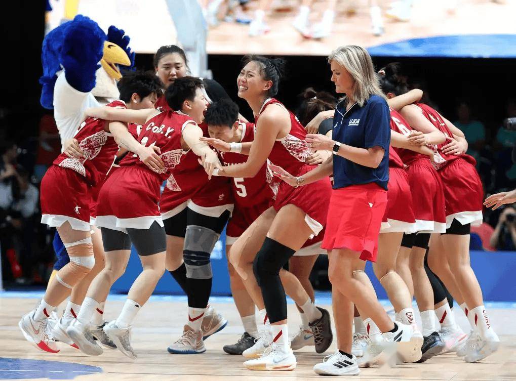 中国女篮力克美国队，豪取大运会六连胜夺冠！