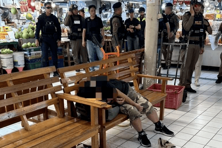 曼谷6死枪案画面曝光！枪手闯入扫射，后坐长凳自尽 警方：正调查是否和边境冲突有关