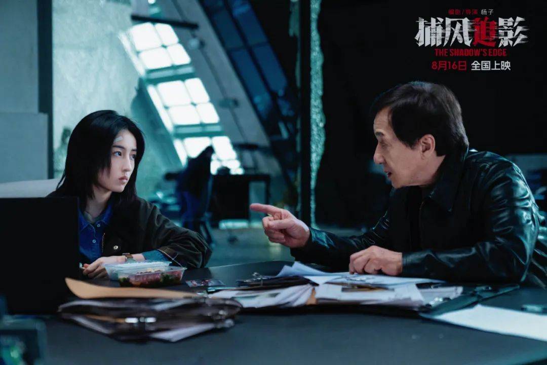 71岁成龙时隔21年再演警察，与以前利落的身手形成残酷对比，“第一次对成龙71岁有了实感”冲上热搜