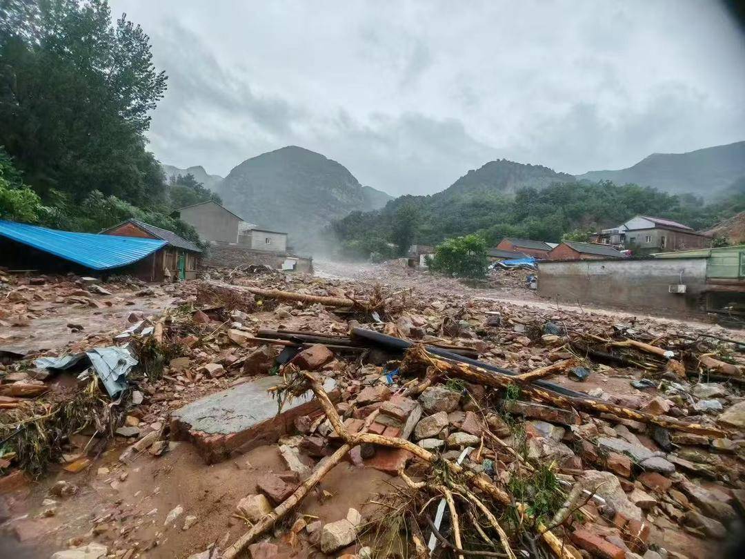 河北兴隆县部分村庄因山洪与外界断联：道路通信中断，村民组织自救队转移部分人员