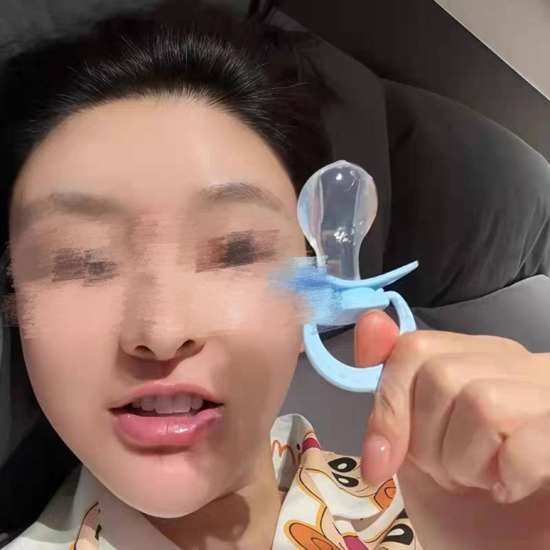 成人也用安抚奶嘴？“减压神器”冲上热搜，医生：有潜在风险，或致牙齿畸形_口腔_情绪_宣传