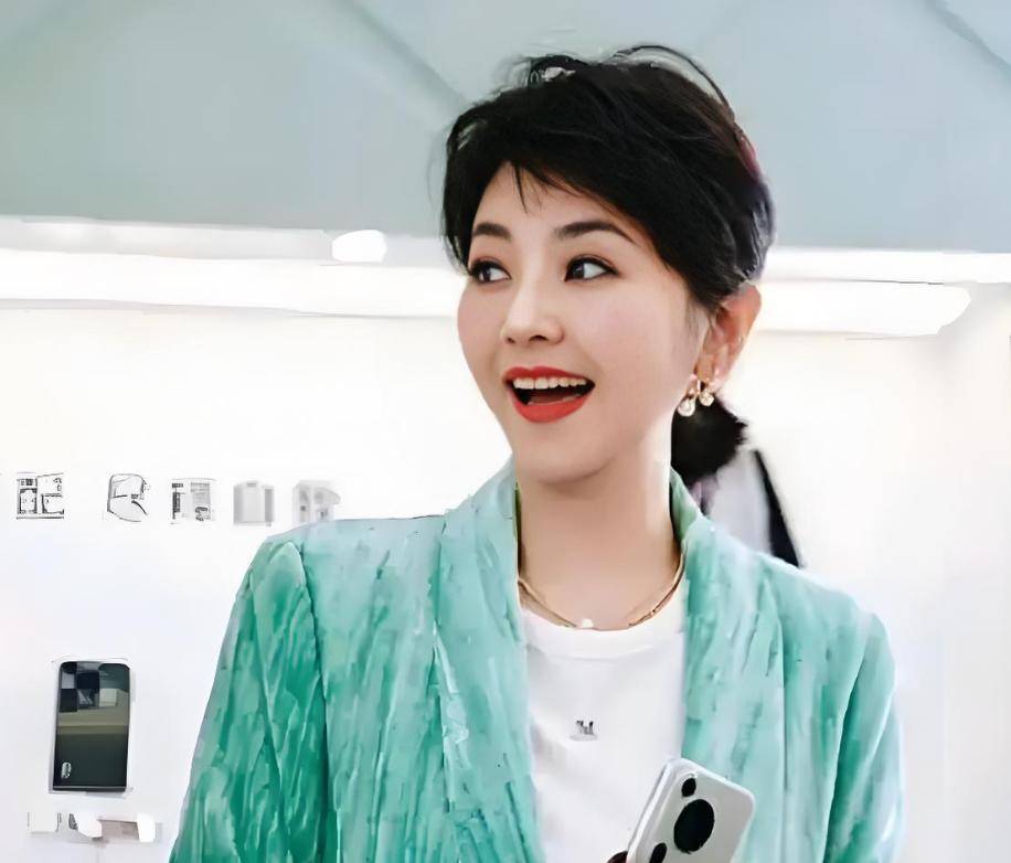 "央视新星" 到销声匿迹,51 岁方琼一步错步步错,现状太令人惋惜