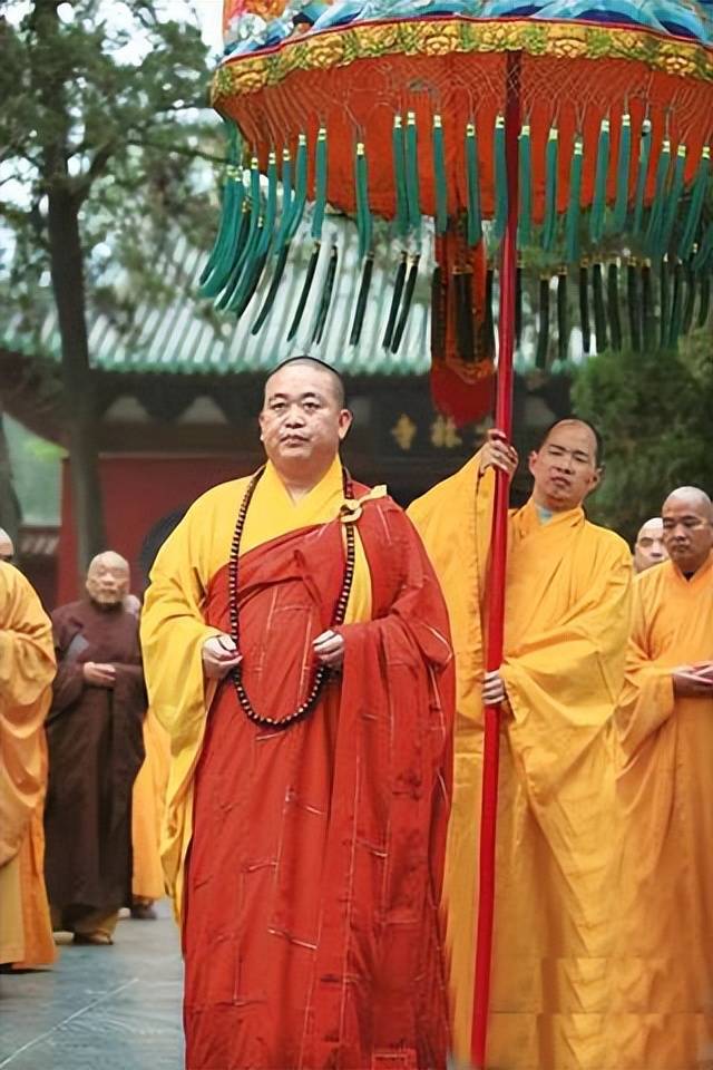 释永信和易中天同框，奉承他是大菩萨，易大师回应一个举动一句话