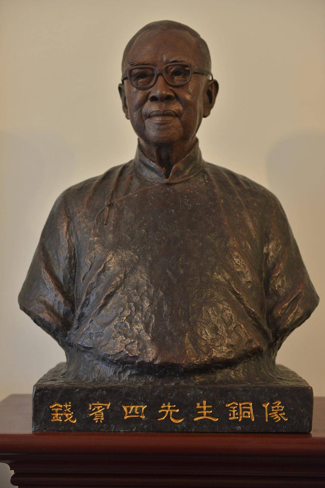 在一个国家为一个年轻人撰写历史的人今天应该