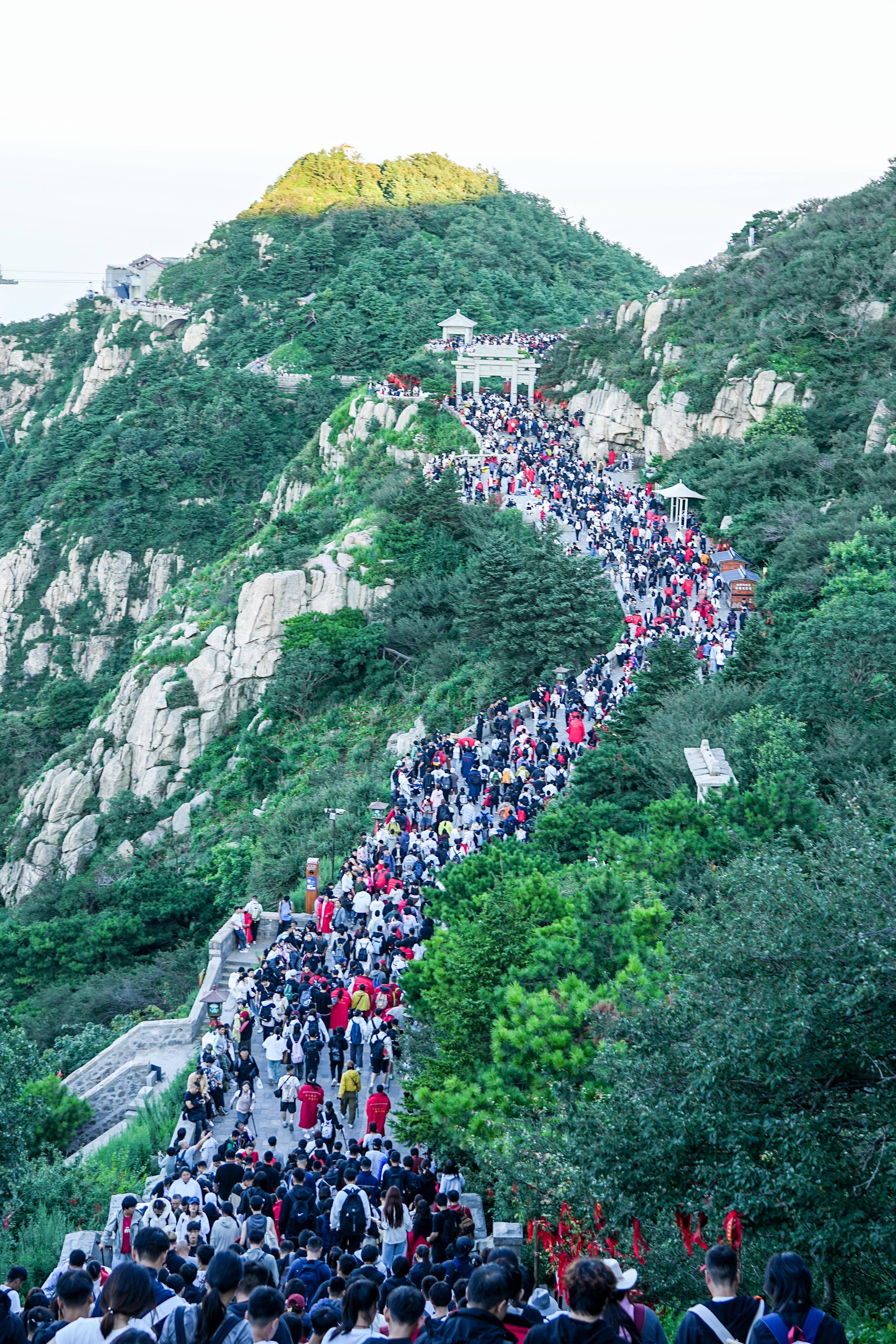 山东泰安:暑期泰山游客旺
