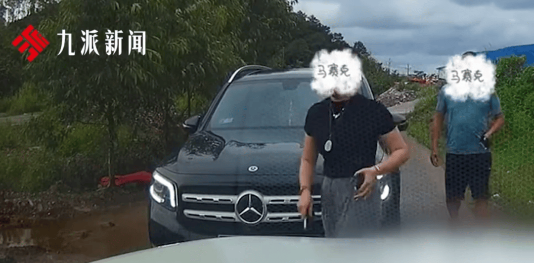 男子称因会车争执遭疑似公职人员亮证威胁，并被报出住址姓氏，派出所回应