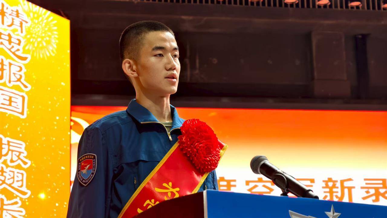 华师一附中学子王强铭作为空军新录取飞行学员代表发言，父亲：沾儿子光看到了运-20_航空_大学_王方林