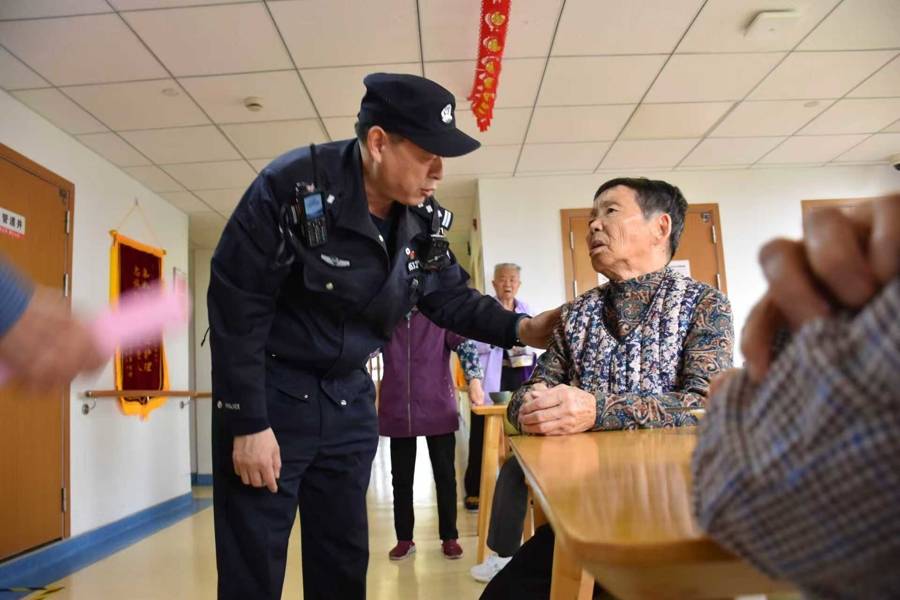 褪下军装换警服！这127名民警扎根上海社区，成了居民最亲的人