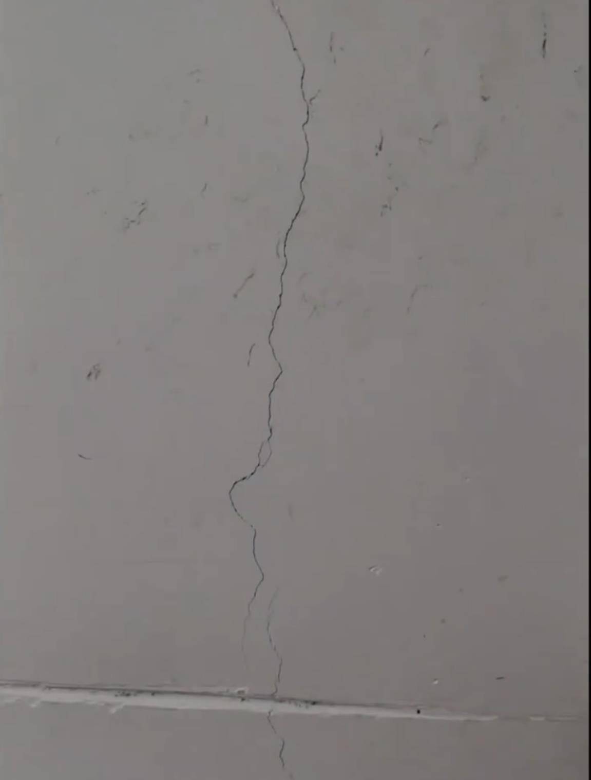 “家中插座孔经常喷油烟！”广州一小区居民投诉楼下餐饮店强力排烟，街道回应
