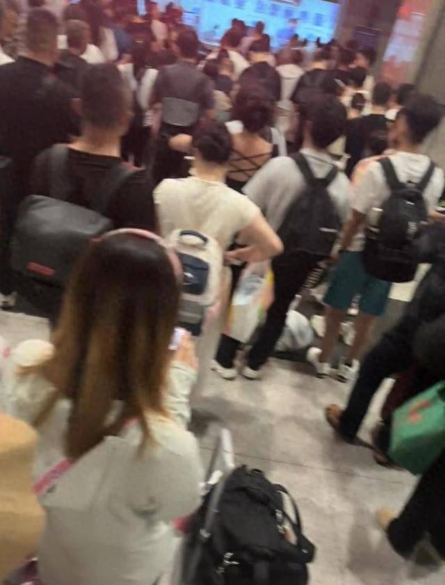吉林开往西安一列车半路折返，有旅客滞留天津站，12306回应：受降雨等天气影响