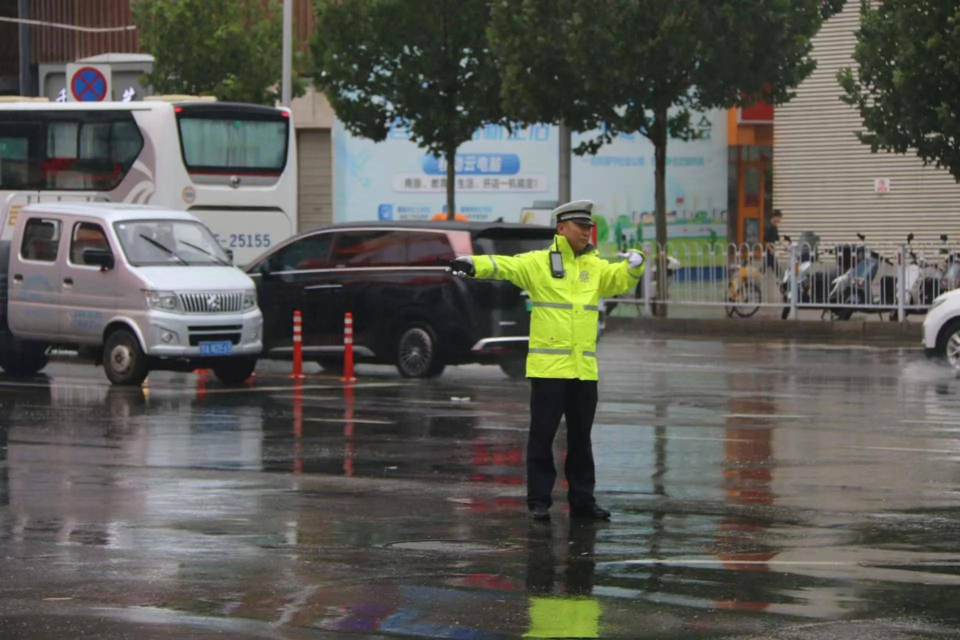 雨天交警执勤忙,全力以赴保畅通
