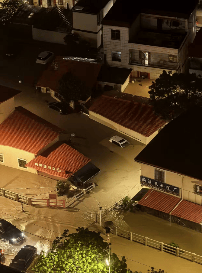 暴雨袭击，肇庆多地被淹，这些身影挺身而出→