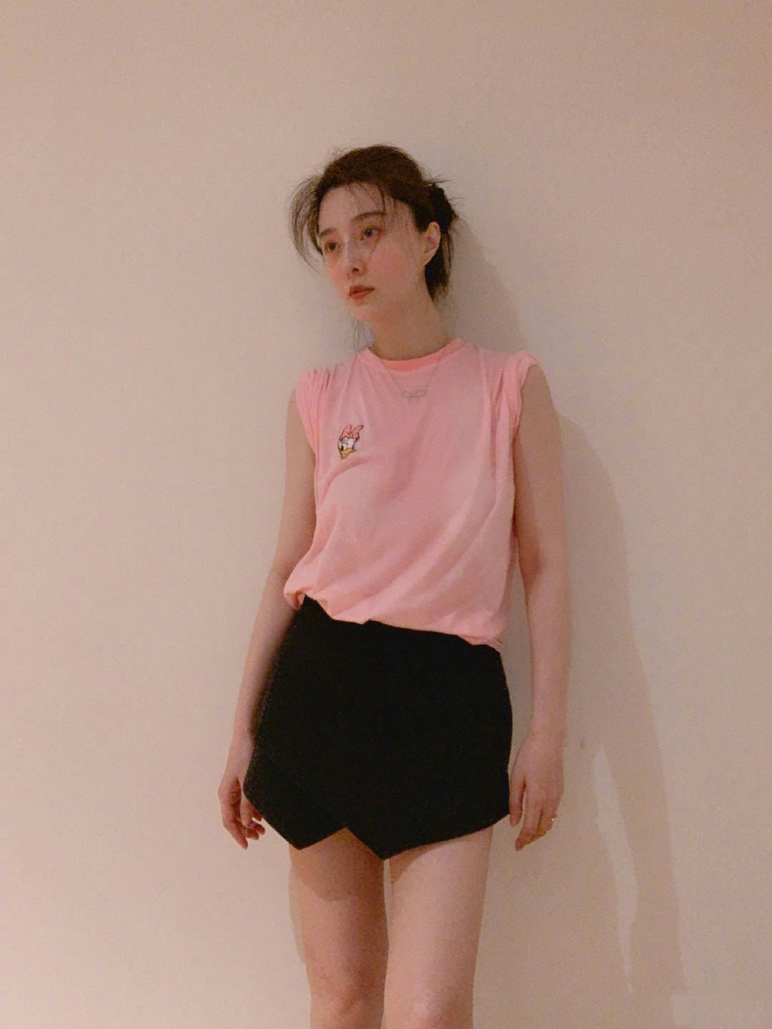 微胖女神范冰冰瘦身成功穿粉色短袖配波浪裤嫩得像少女