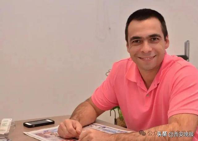 44岁公司CEO意外坠亡，细节披露：跳伞时被同伴膝盖击中头部，坠落在农田