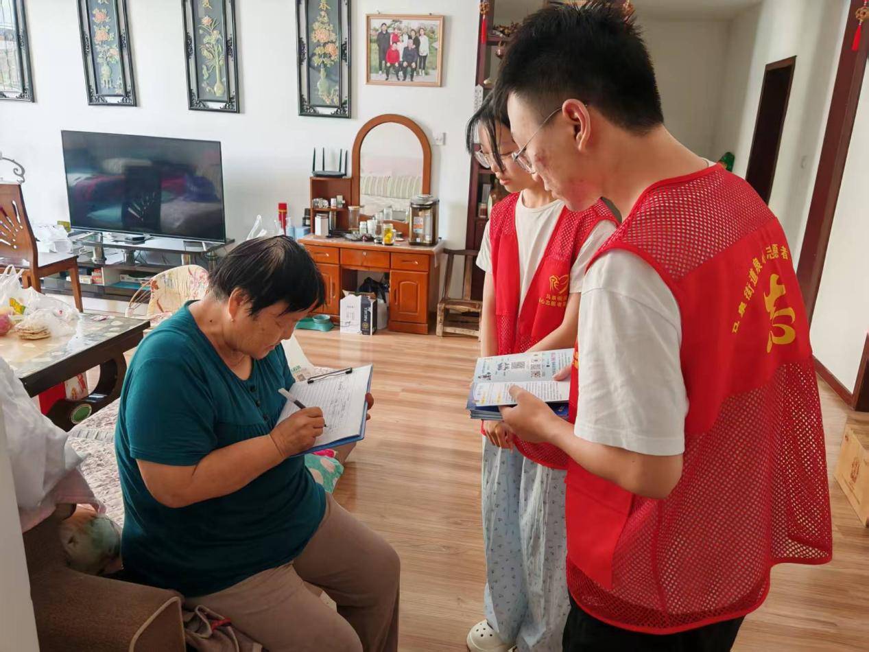 社区组织未成年人志愿者开展"全民参与共防诈骗"社会实践活动