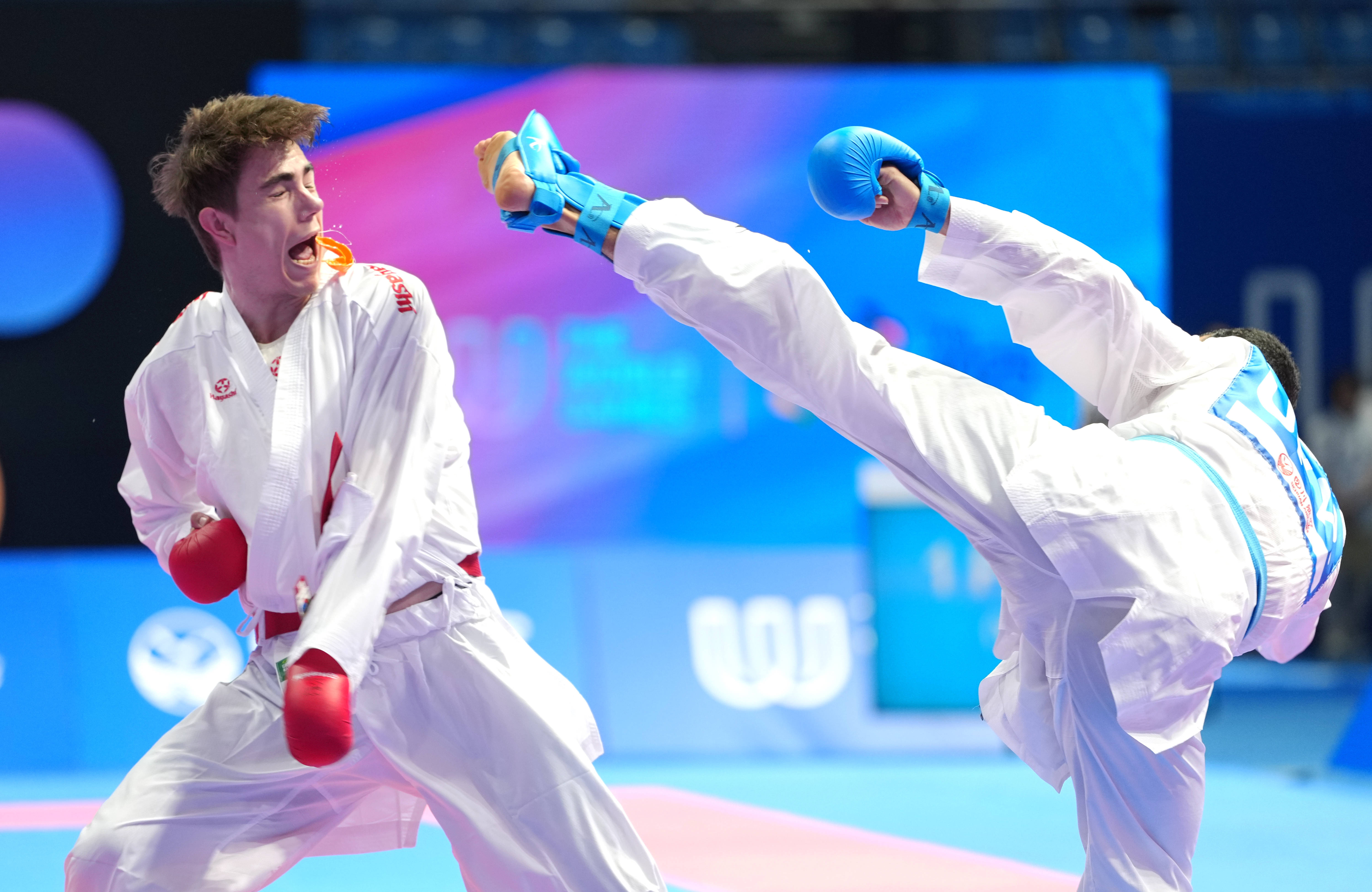 "帅到出圈"的阿鲁巴旗手 他是谁