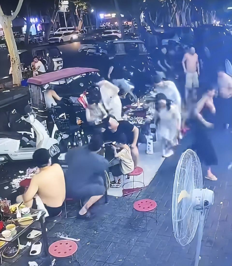 女子街边吃夜市疑被楼上泼辣椒油，受害人否认划拳喧嚣已报警