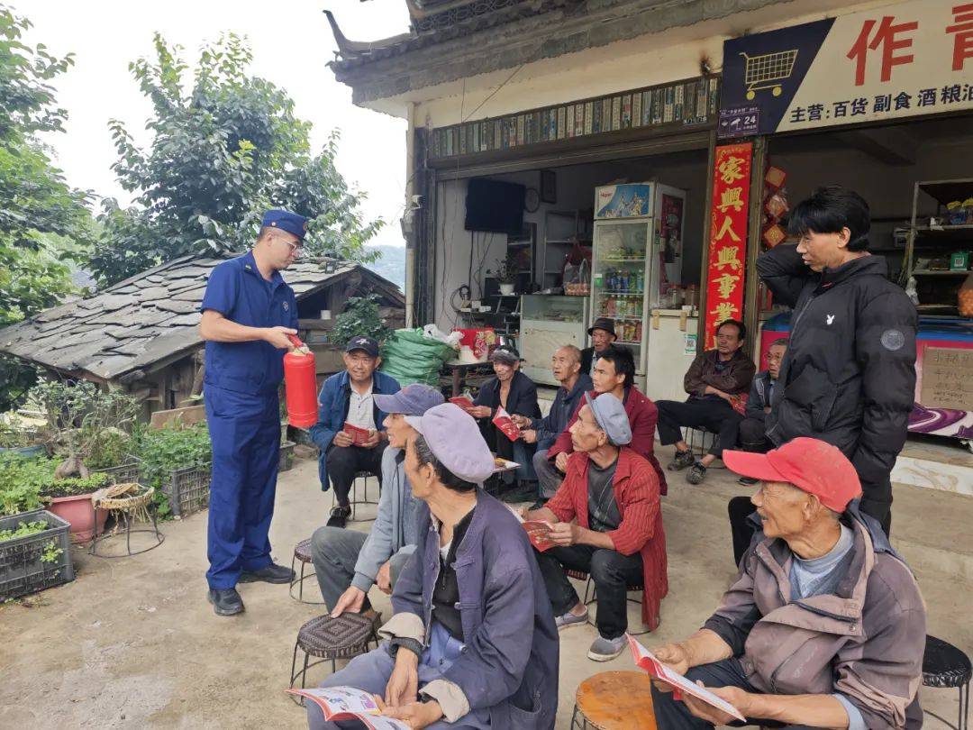 手把手教学，院坝变身消防实训小课堂
