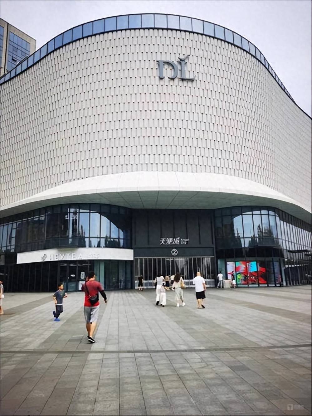 最近胖东来新乡店"三胖"正式面向社会招聘,不过不同往年的招聘标准