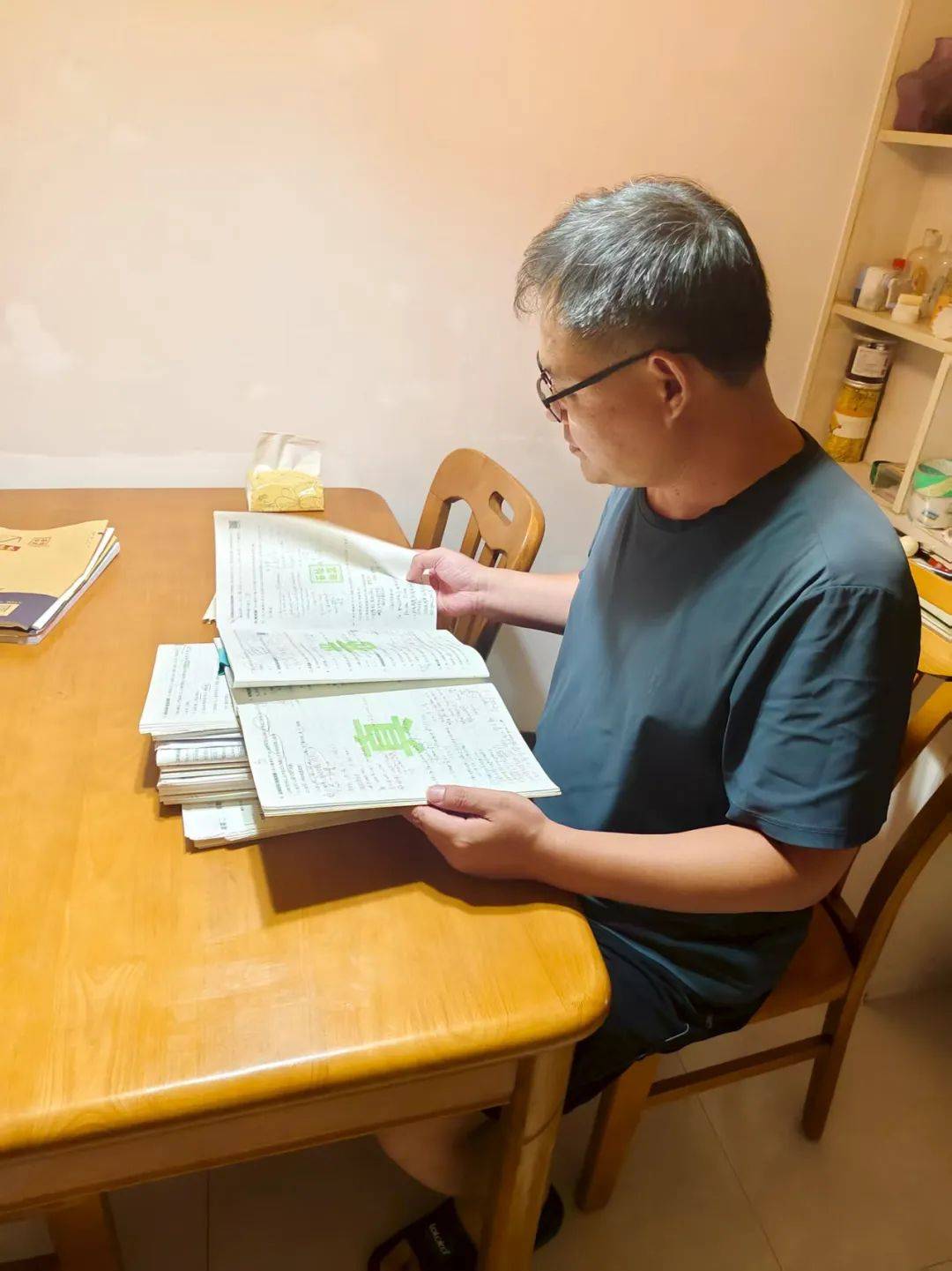 暑热难挡育人情 教师伏案守初心