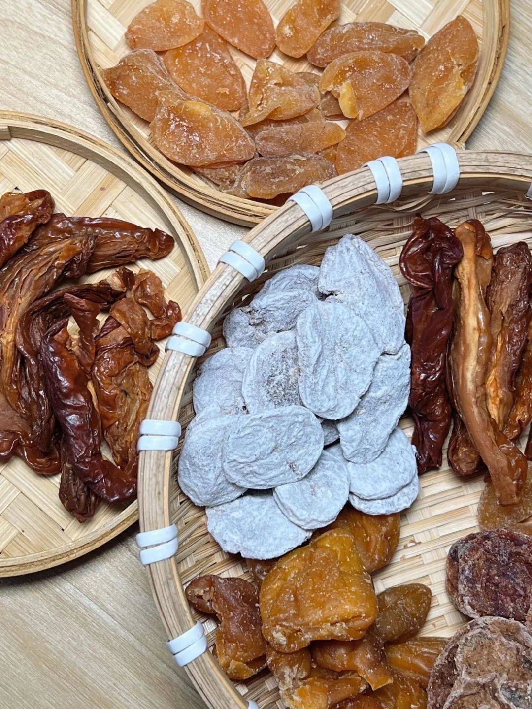 这次的特产是广东云浮的特色凉果话梅王竹盐黄皮干竹盐枇杷干