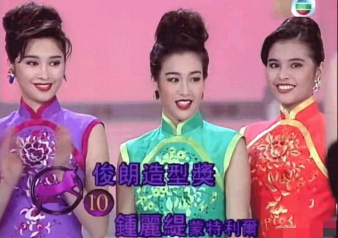 女神钟丽缇直播收到女儿受伤消息，表情紧张，需要手术恢复半年