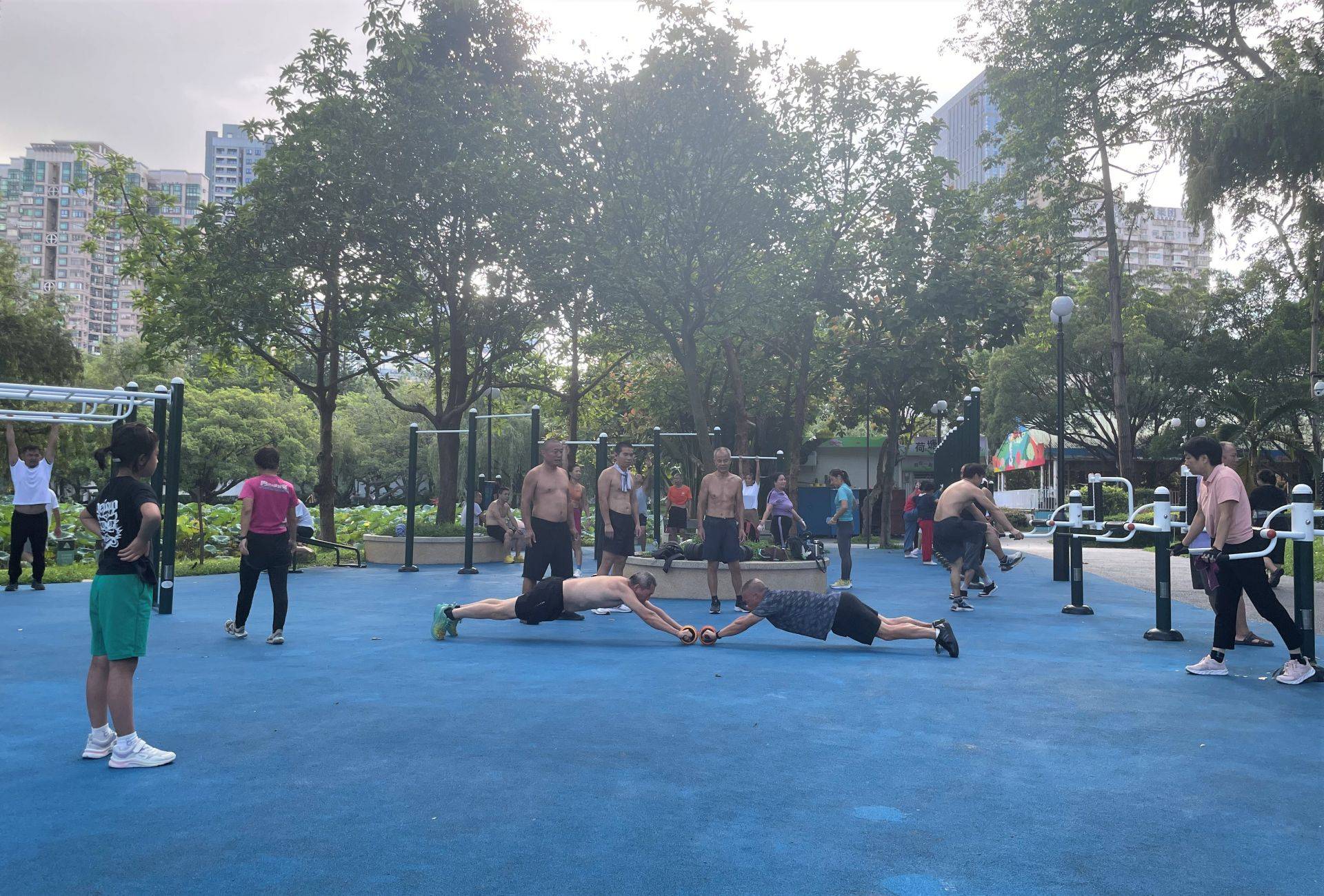 七旬大爷徒手单杠大回环 洪湖公园里有一群老年健身达人