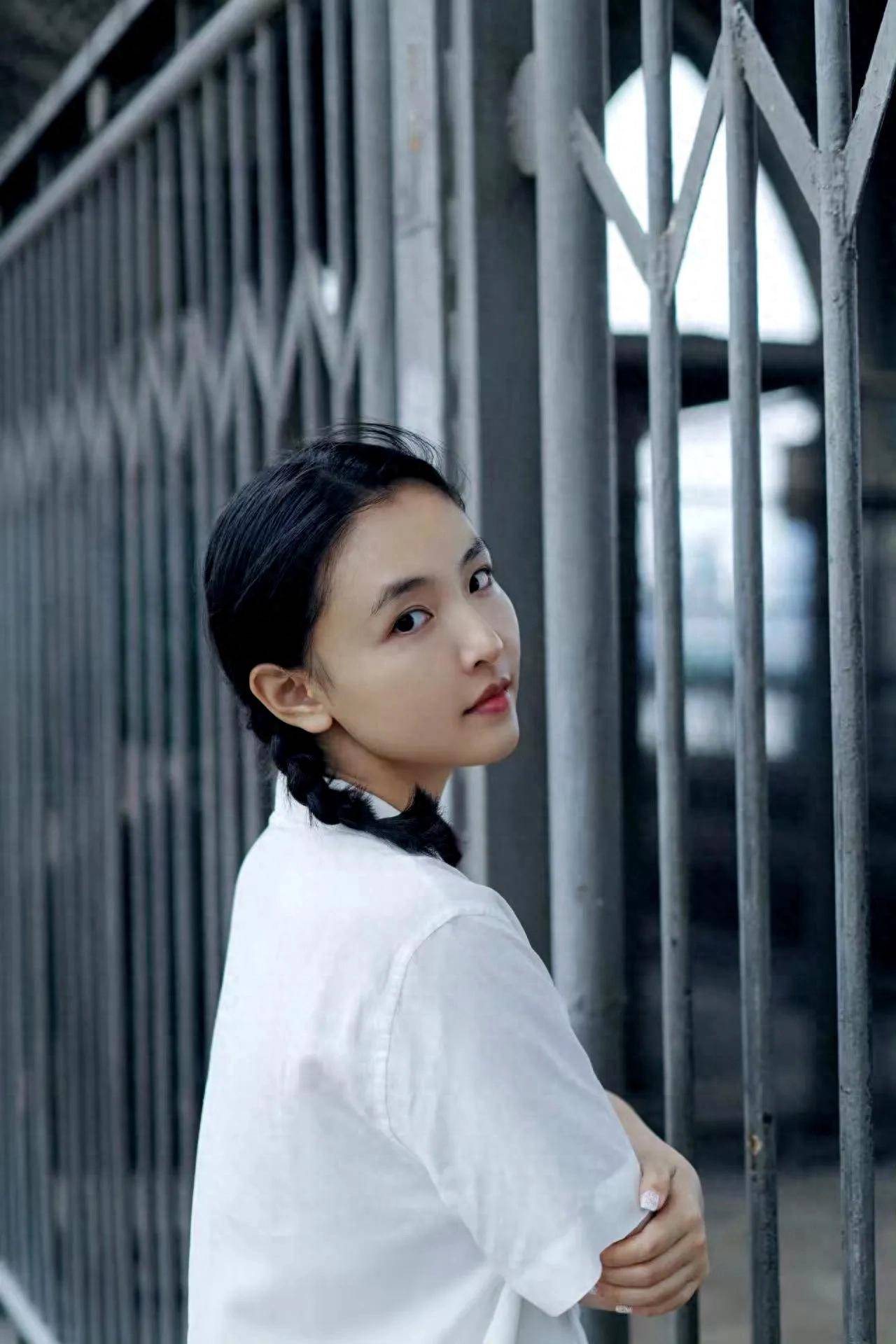 女星吴倩秋日写真:江波桥影,倩影依栏!