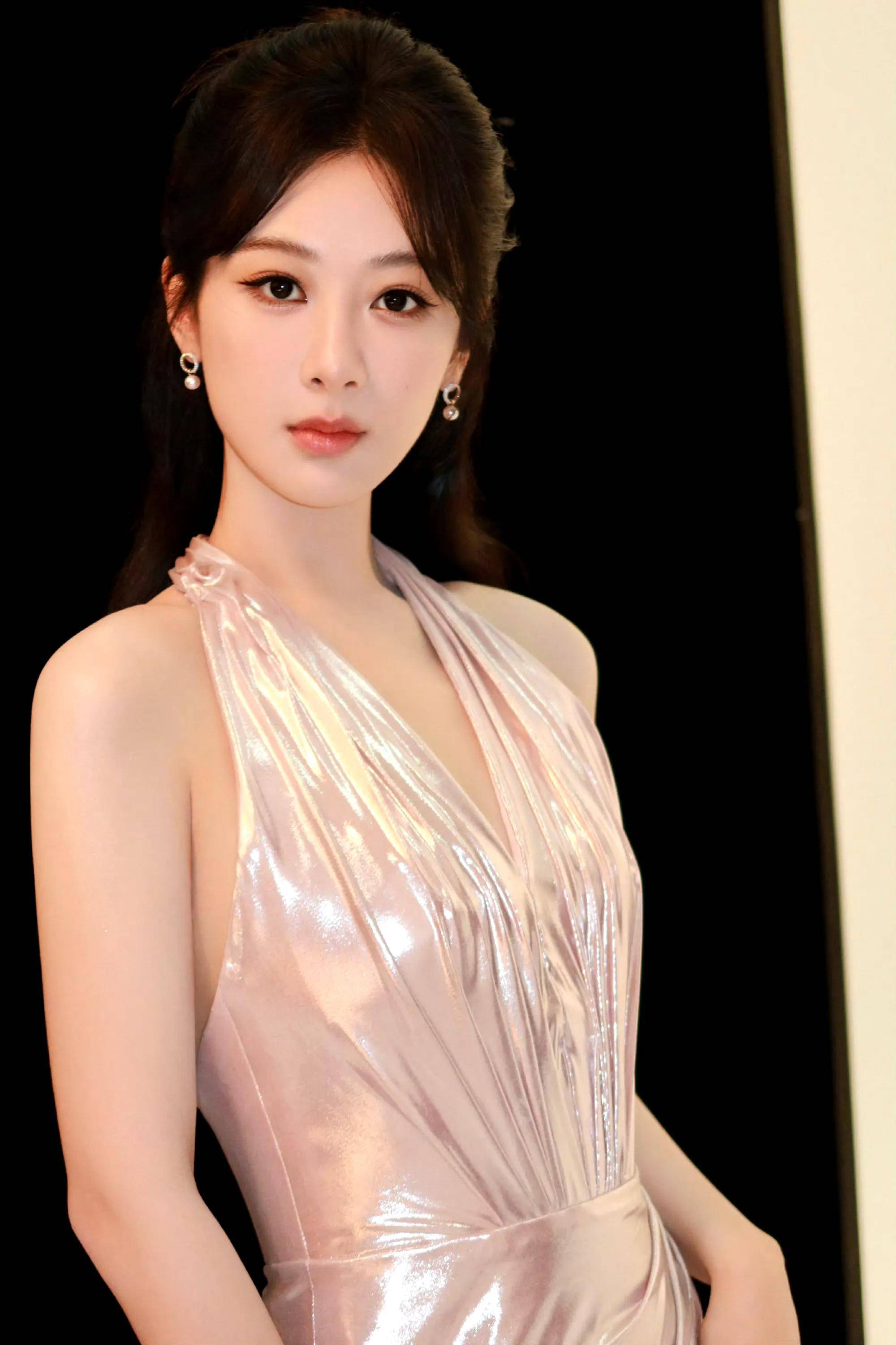 女星杨紫百变造型:如花似玉的容颜!